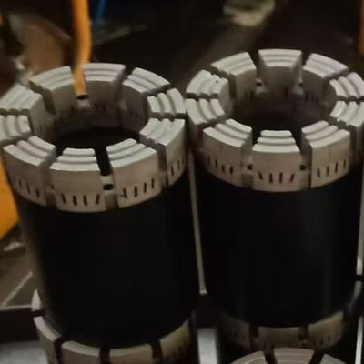 中間から超硬い形状での効率的な掘削のために最適化された浸透ダイヤモンドビット